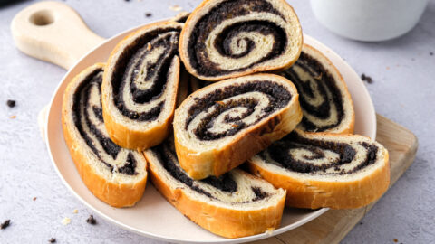 เบจ์กลี (Bejgli): โรลไส้วอลนัตหรือเมล็ดป๊อปปี้สุดอร่อยของ ฮังการี